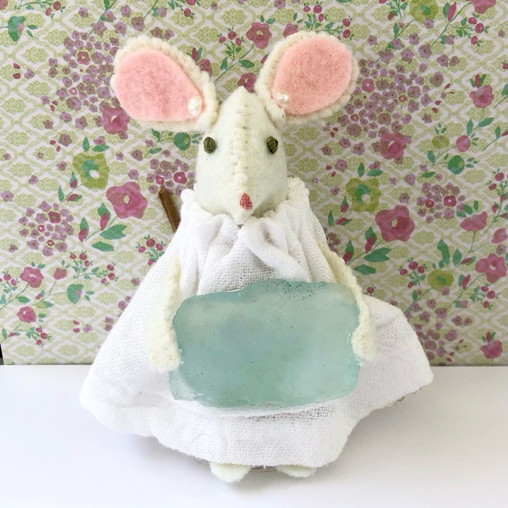 Seaglass beach felt mouse art doll hand-sewn cottage coast seaside collector - Picture 9 of 9